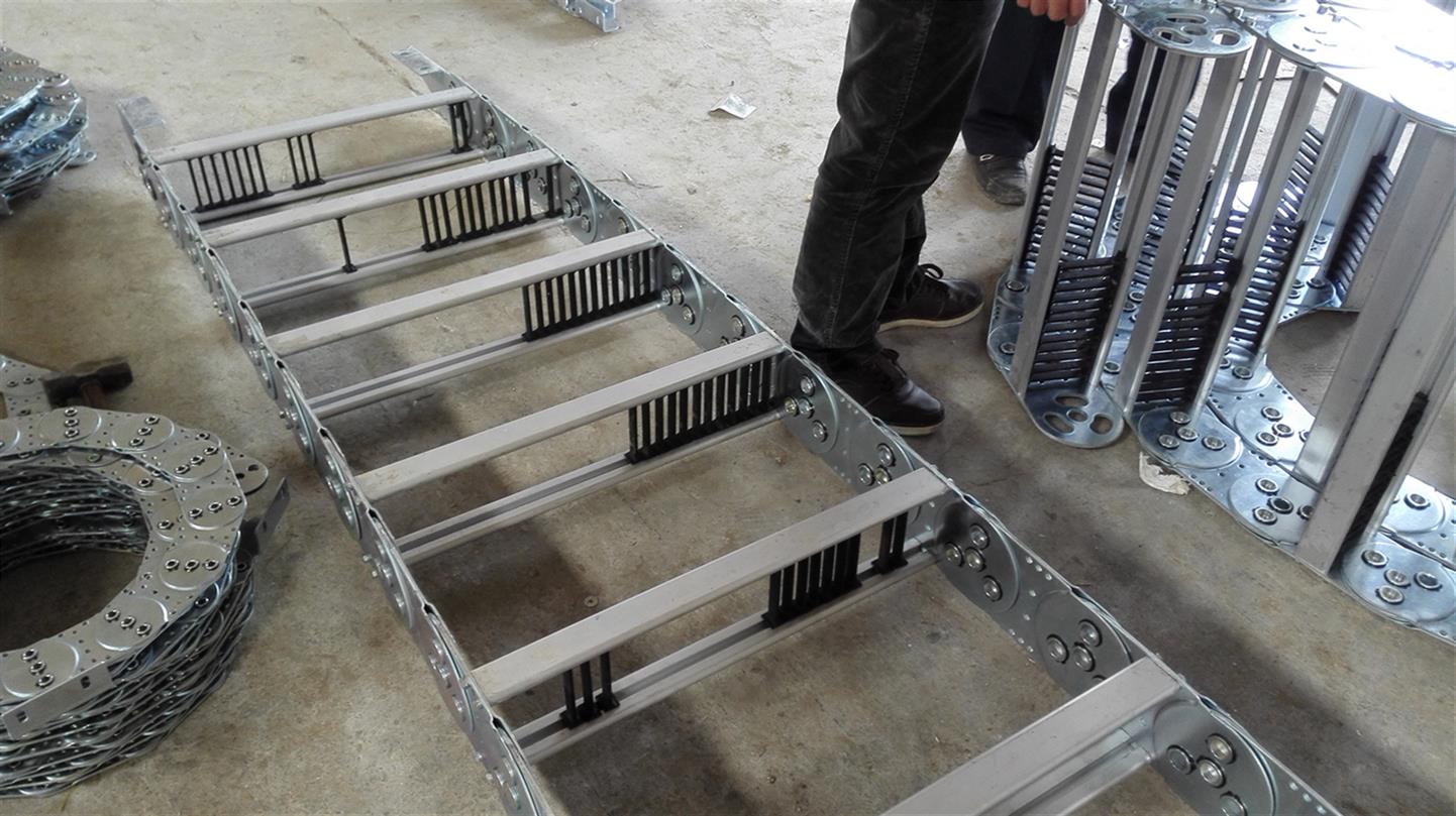 升降板上装设有割刀