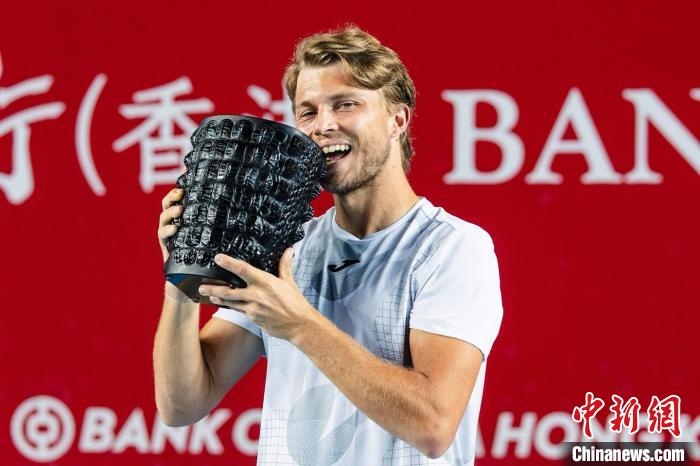 法国选手穆勒在香港网球公开赛决赛中以2比1击败