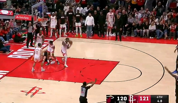 火箭第四节关键失误致热火反超1分