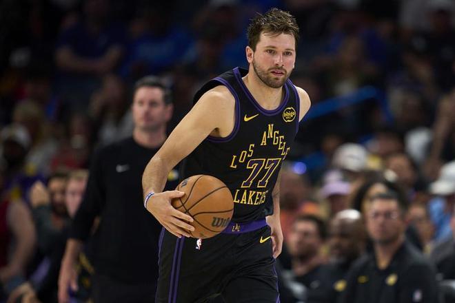 东契奇左腿筋二级拉伤报销，湖人季后赛前景堪