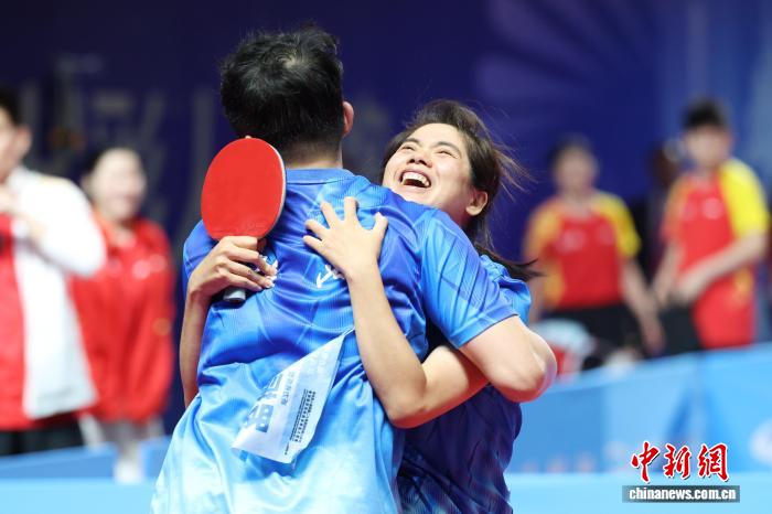 金牌献给彼此：乒乓‘夫妻档’在残特奥会夺冠